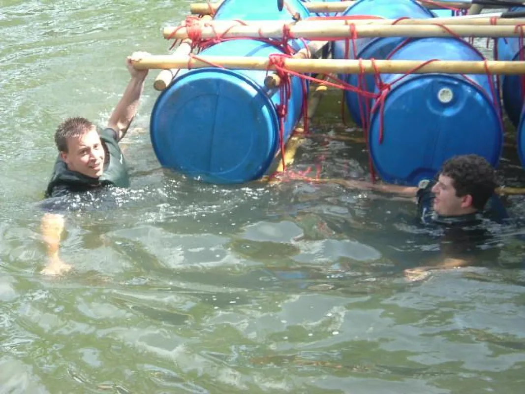 Die Teilnehmer müssen ein Floß bauen und damit den Neckar befahren