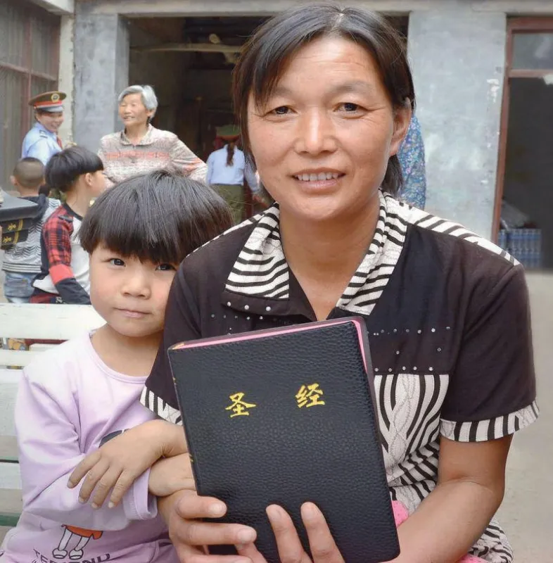 Die chinesische Christin Chen Guo mit ihrer Enkeltochter Xueli (Foto: Weltbibelhilfe)