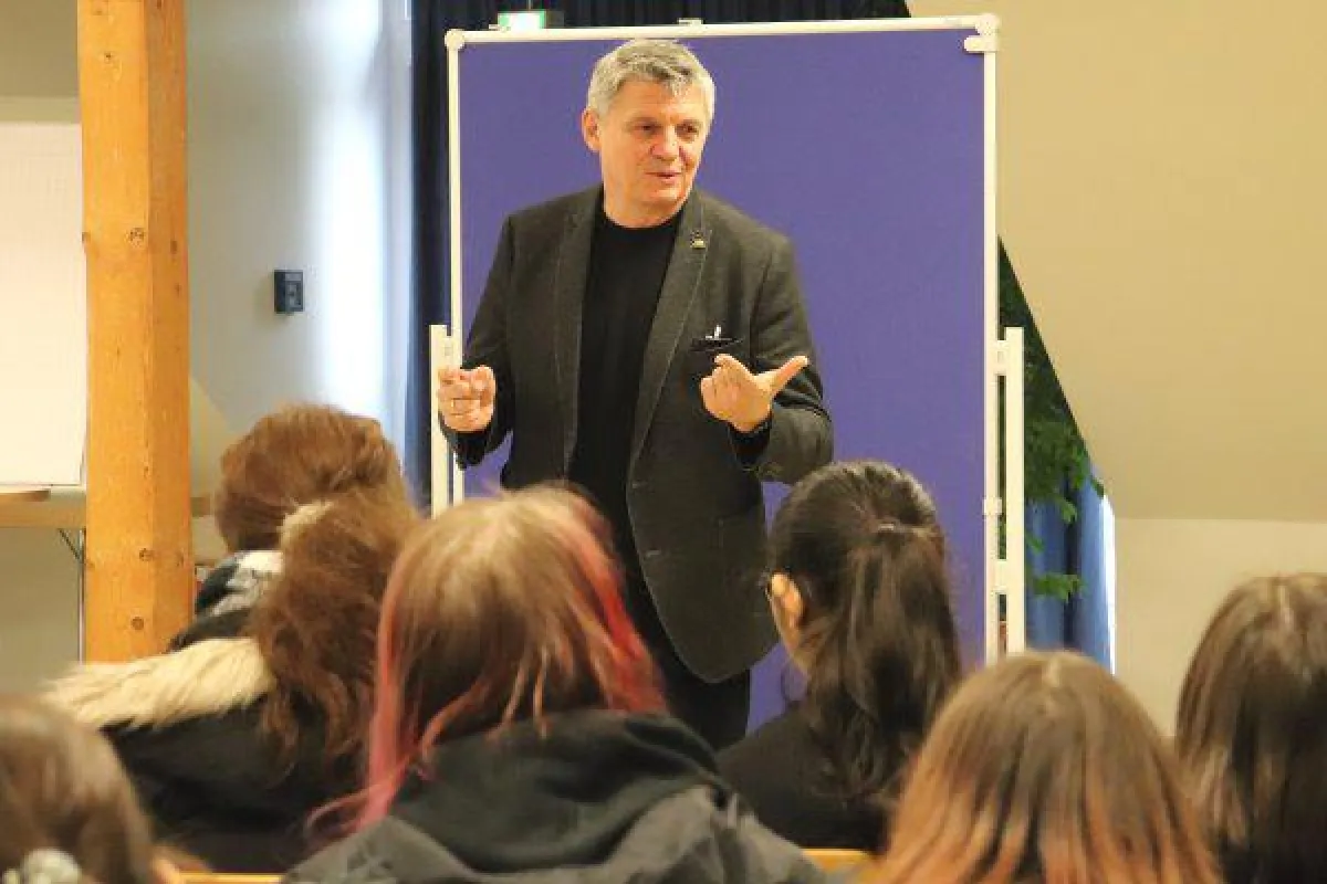 Die Jugendlichen der Max-Gutknecht-Schule diskutierten mit LA Martin Rivoir von der SPD