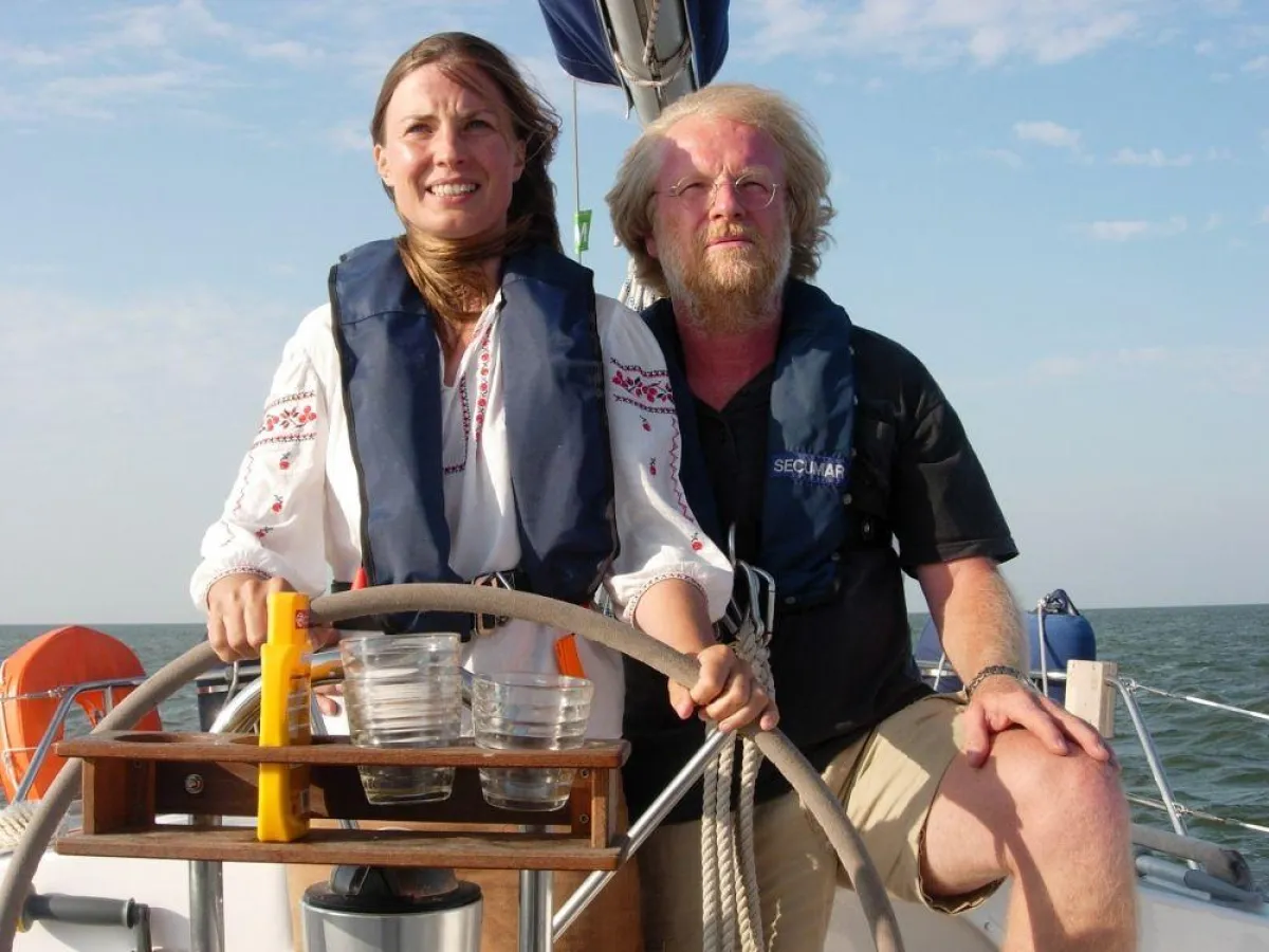 Eine Reiterin erlernt das Segeln