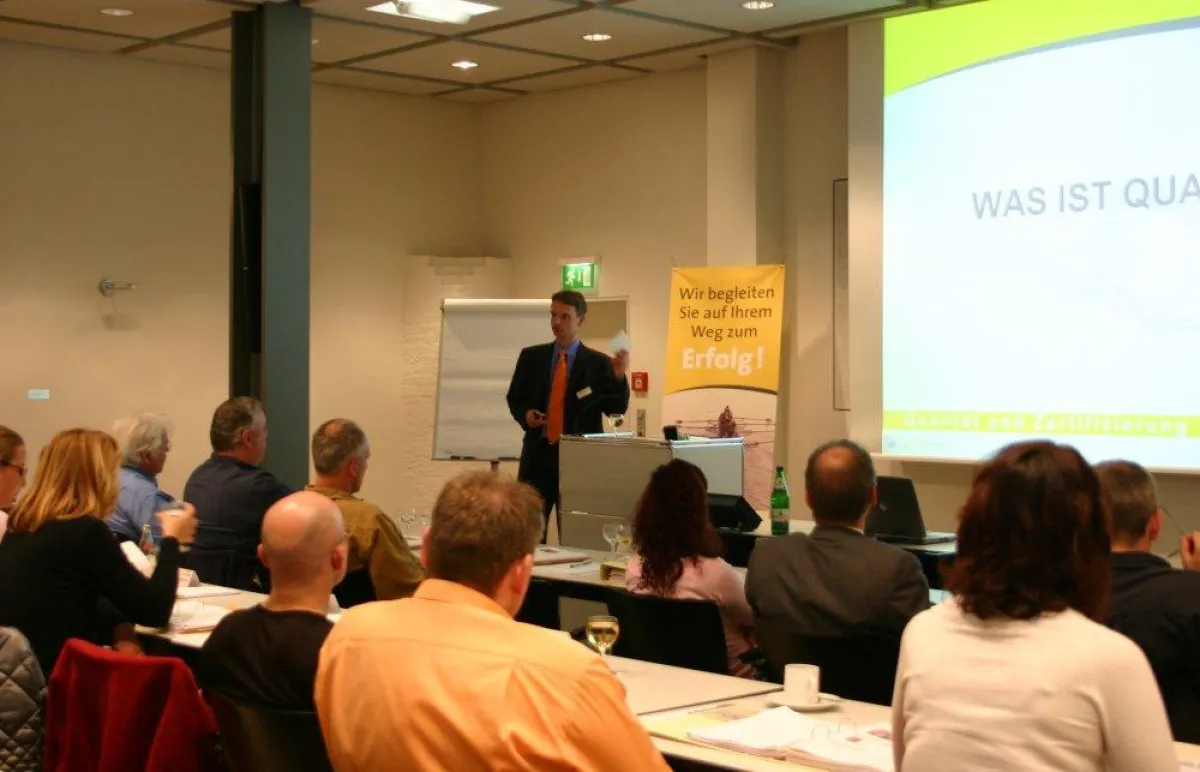 Dr. Ralf Dreiskemper, Leiter Messlabor der Heraeus Noblelight, referiert beim SunCollege zum Thema Qualität und Zertifizierung