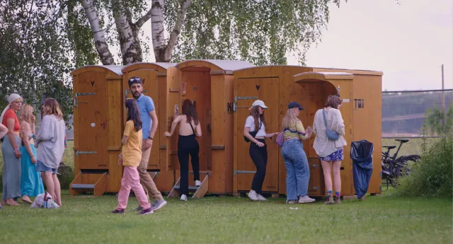 Bild: Nachhaltig, sauber und schön: Kompotoi zeigt auf der EUROTOI 2025, wie mobile Toiletten die Stimmung retten