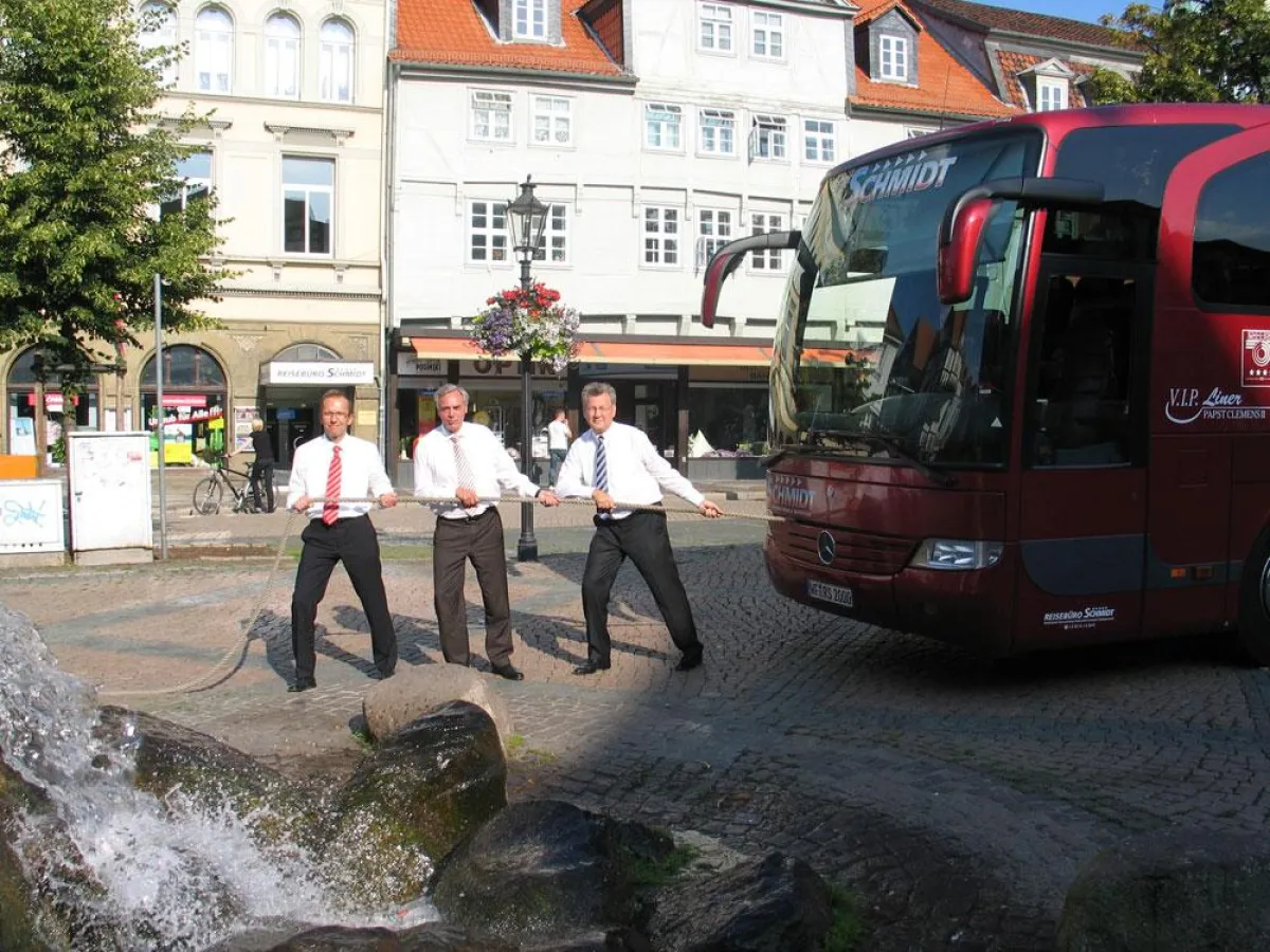 Das Foto zeigt den Wolfenbütteler Firmenkunden-Chef der Landessparkasse, Martin Schickram, mit Bus-Unternehmer Wilhelm Schmidt und Landessparkassenvorstand Kurt Gliwitzky (von links).