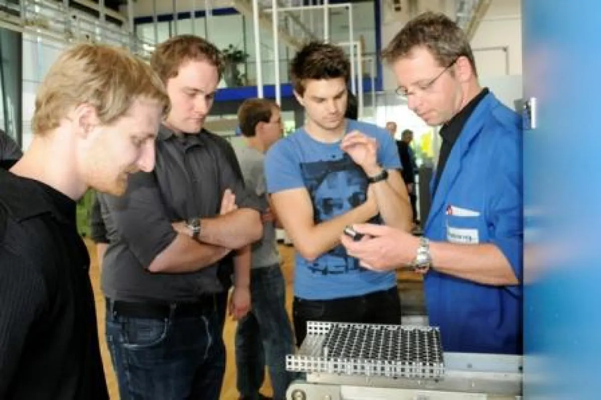 Studierende der Fertigungstechnik mit dem stellvertretenden Ausbildungsleiter Michael Barth