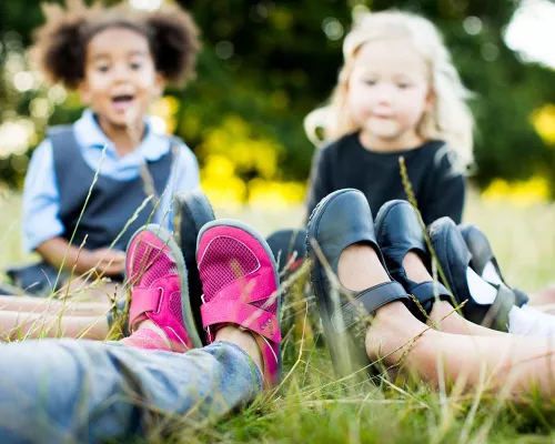 Bild: Barfußschuhe für die natürliche Unterstützung von Kinderfüßen: VIVOBAREFOOT präsentiert die neuen Kinderschuhe