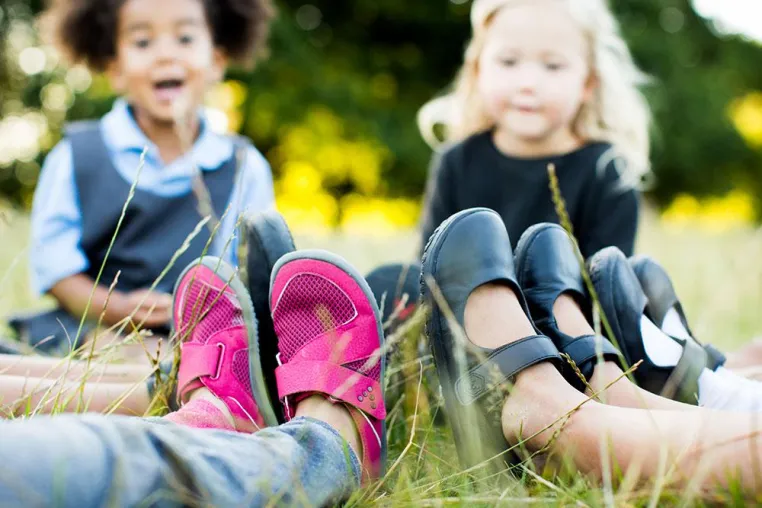 Barfußschuhe für die natürliche Unterstützung von Kinderfüßen: VIVOBAREFOOT präsentiert die neuen Kinderschuhe Bild: Barfußschuhe für die natürliche Unterstützung von Kinderfüßen: VIVOBAREFOOT präsentiert die neuen Kinderschuhe
