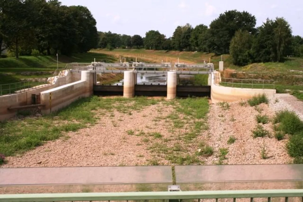 Ausgetrocknete Schwarze Elster (Lausitz) am Wehr in Senftenberg im Trockenjahr 2006/Quelle: R. Ender