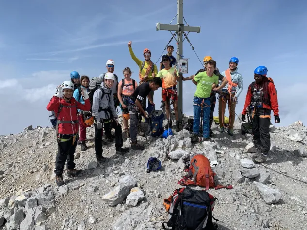 Bild: Kinder und Jugendliche aus dem Kinderdorf bezwingen den Schicksalsberg