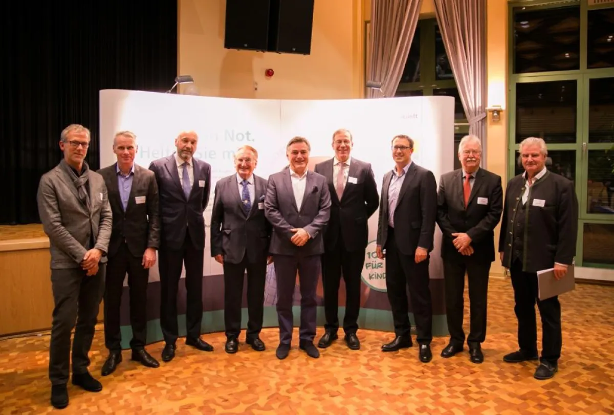 Gespannter Junge mit Päckchen