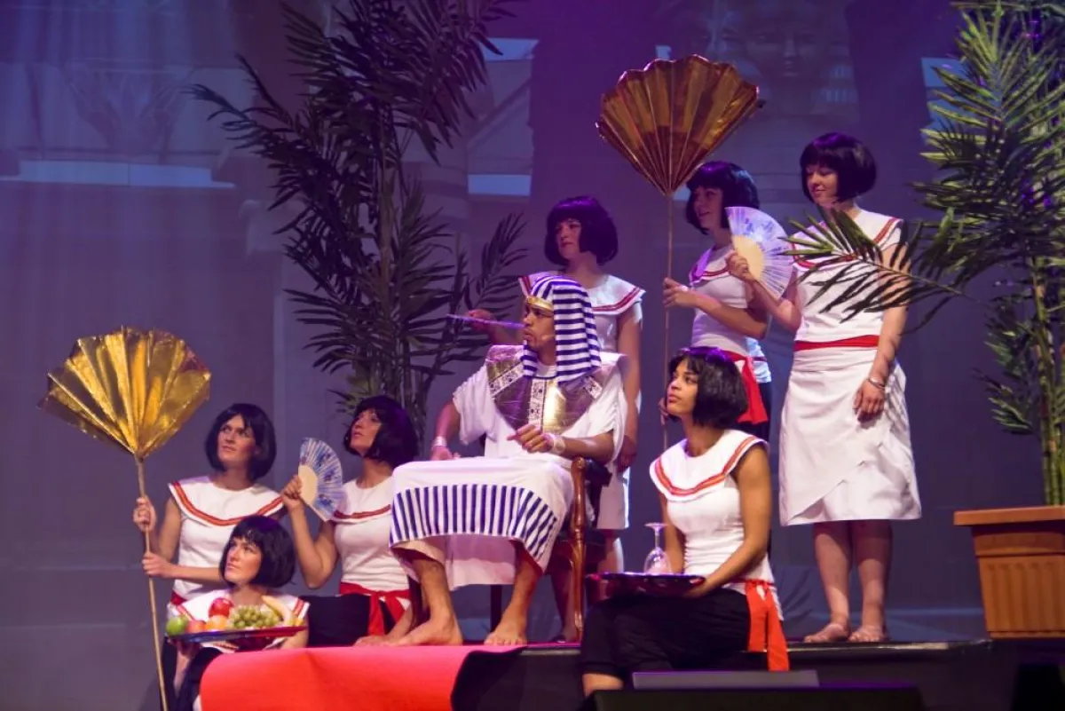 Der Pharao bei der Traumdeutung durch Joseph - Aufführung bei der Kinderfreizeit 2009 der DCG Die Christliche Gemeinde