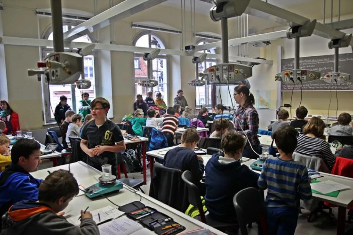 Mit der Weihnachtsspende von DOCUFY finanziert das Clavius- Gymnasiums in Bamberg Lehrmittel für die