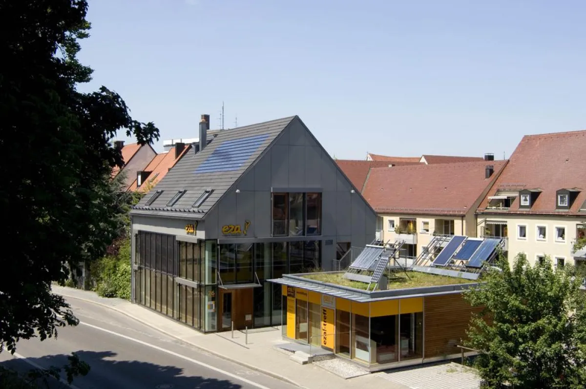 Aus einem Geschäftshaus aus den Fünfzigerjahren wurde schon 2002 das eza!-haus, ein energieoptimiertes Vorzeigehaus. Foto: rupp/eza!