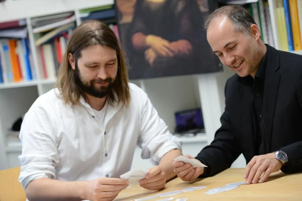 Die Psychologen Marius Raab (li.) und Claus-Christian Carbon untersuchen, warum und unter welchen Bedingungen Menschen an Verschwörungstheorien glauben. (Claudia Muth/Universität Bamberg)
