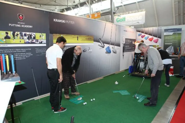 Bild: Begeisterte Messebesucher - Kramski Putter auf der CMT 2013