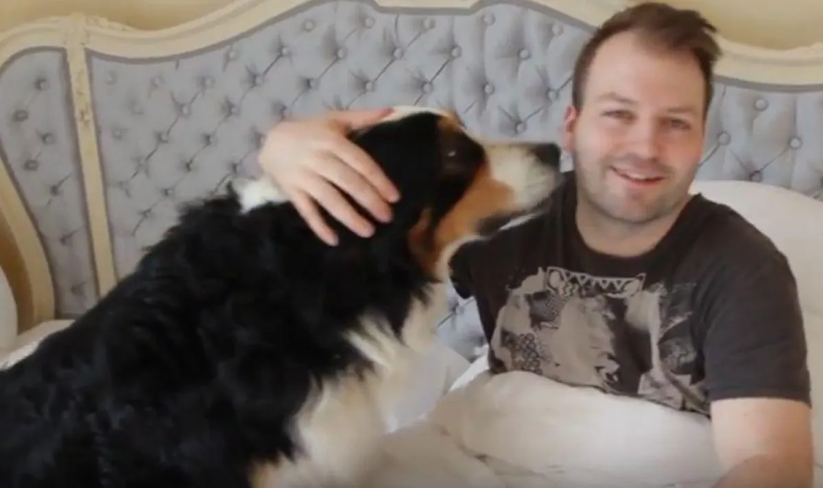 Musikproduzent Sören Schnabel mit seinem verstorbenen Hund Lucky