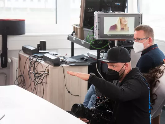 Wie nachhaltig ist die Kommunikation- und Filmbranche? Im Gespräch mit Fabian Schmidt von DIE FILMAGENTUR Bild: Wie nachhaltig ist die Kommunikation- und Filmbranche? Im Gespräch mit Fabian Schmidt von DIE FILMAGENTUR