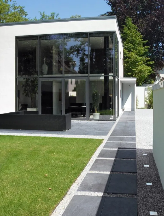 Ob Wintergarten, Balkon, Terrasse - hochwertige keramische Fliesen und Terrassenelemente eignen sich für die modernindividuelle Gestaltung aller Außenflächen (Serie „Keraelement“, Ströher) Bild: tdx/S