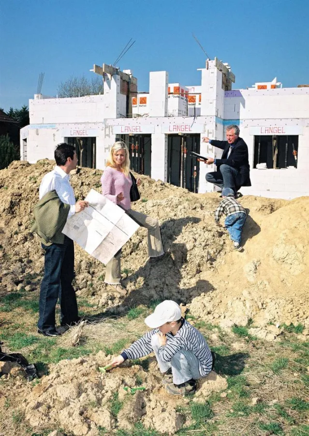 Mit der Baugenehmigung in der Tasche kann der eigentliche Hausbau beginnen. Foto: LBS
