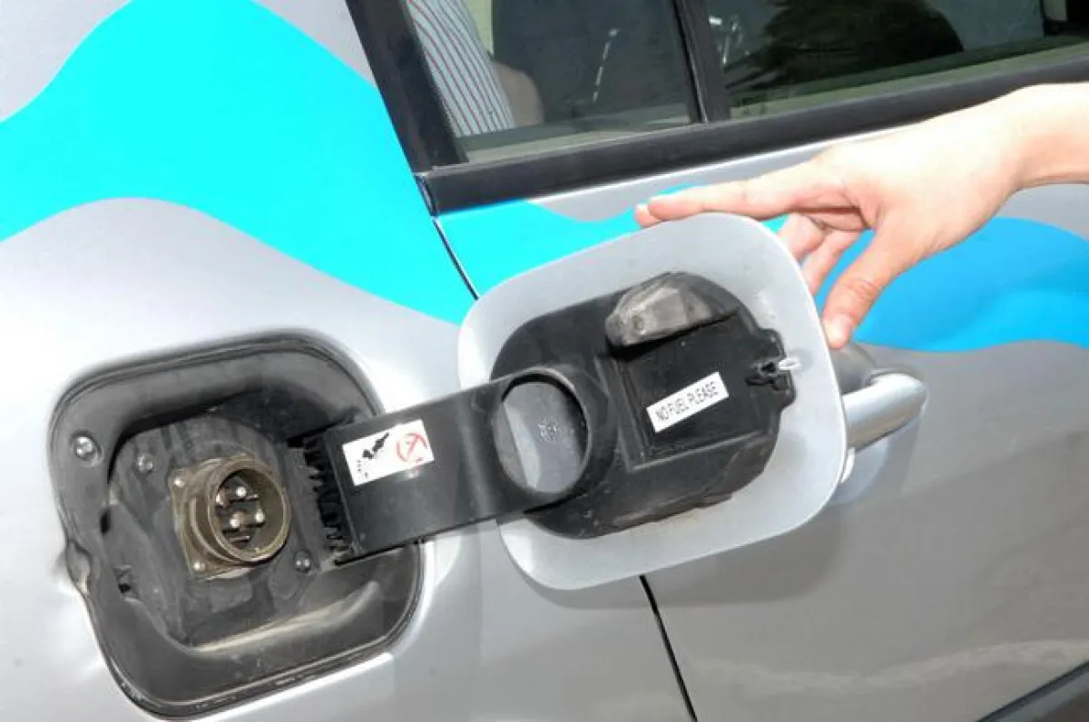 Lades-Steckdose anstelle Tankeinfüll-Stutzen