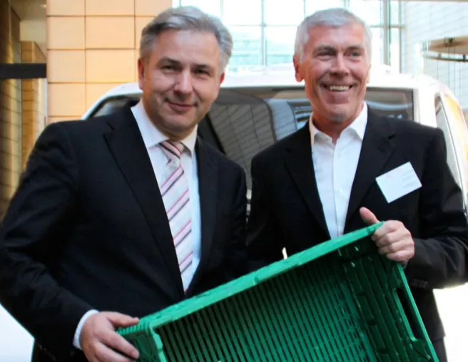 Bild: be Tafel, be green, be IFCO in Berlin - Klaus Wowereit lernt IFCOs “grüne Kisten” kennen