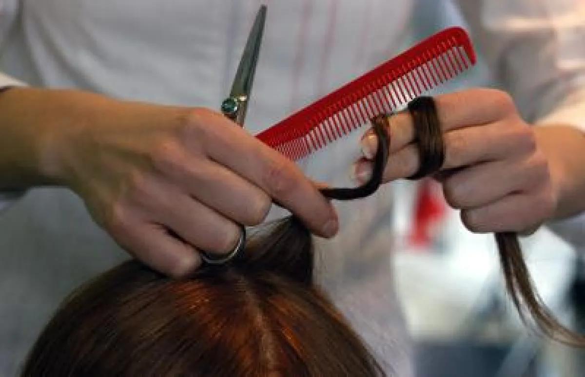 Flinke Hände und hohe Fingerfertigkeiten sind ideal für den Beruf Friseur / in