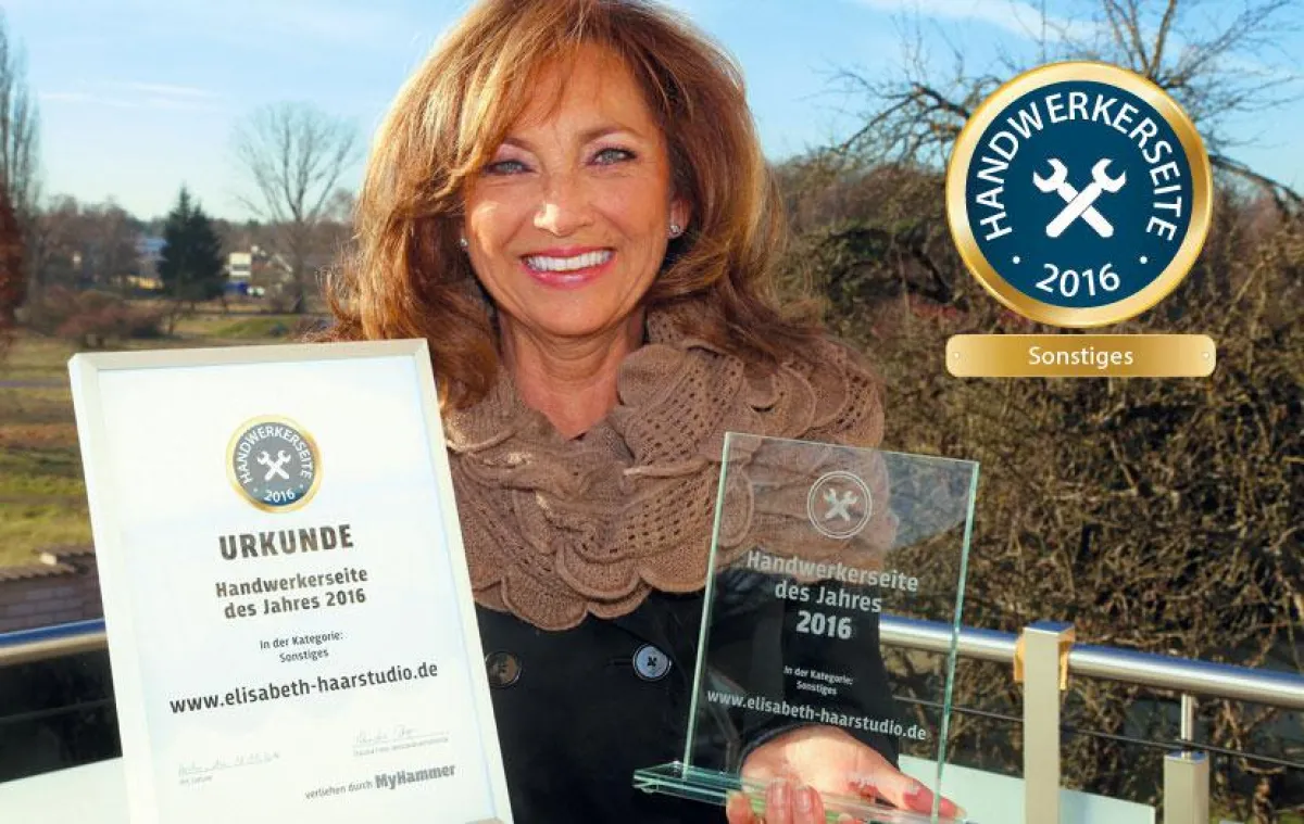 Friseurmeisterin Elisabeth Würz mit dem Pokal