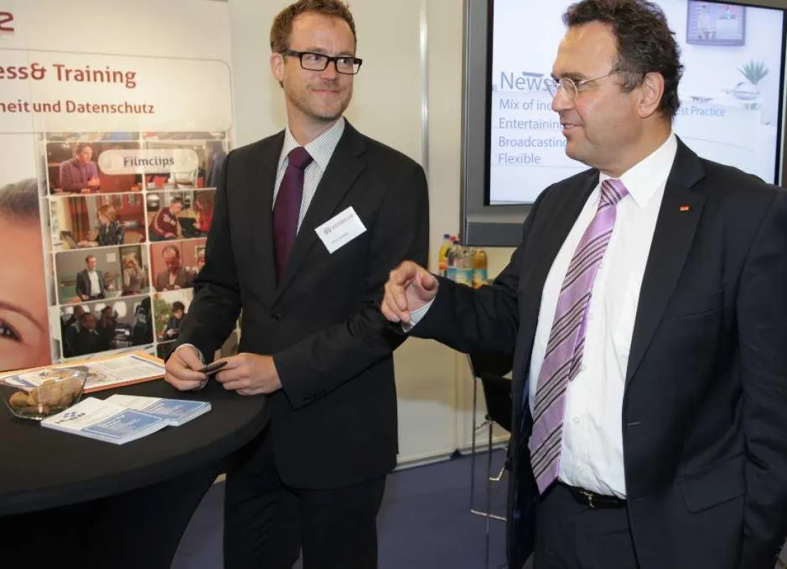 Bundesinnenminister Dr. Friedrich im Gespräch mit T. Grabbe, Senior Consultant bei InfoSecure (Bild NürnbergMesse/T. Geiger)