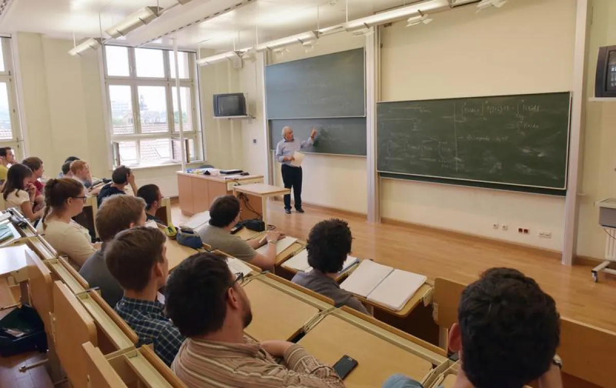 Prof. Dr. Karl-Heinz Lotze hält am 21. Oktober die erste Samstagsvorlesung der Physikalisch-Astronomischen Fakultät an der Uni Jena. (Foto: Jan-Peter Kasper/FSU)