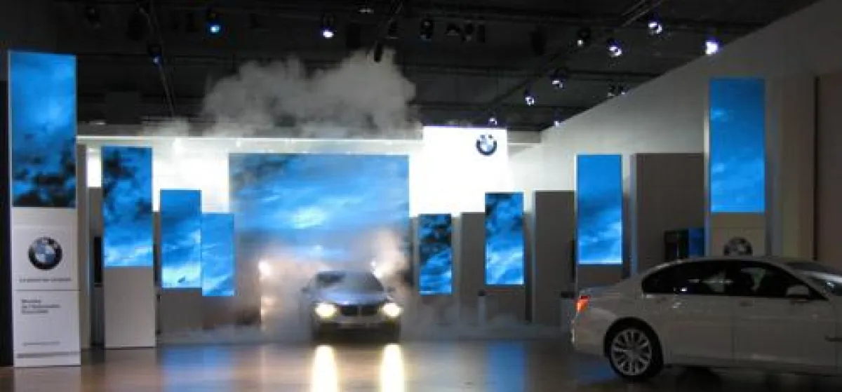 Verfahrbares LED Tor bei der BMW Pressekonferenz auf dem Pariser Auto-Salon 2008.