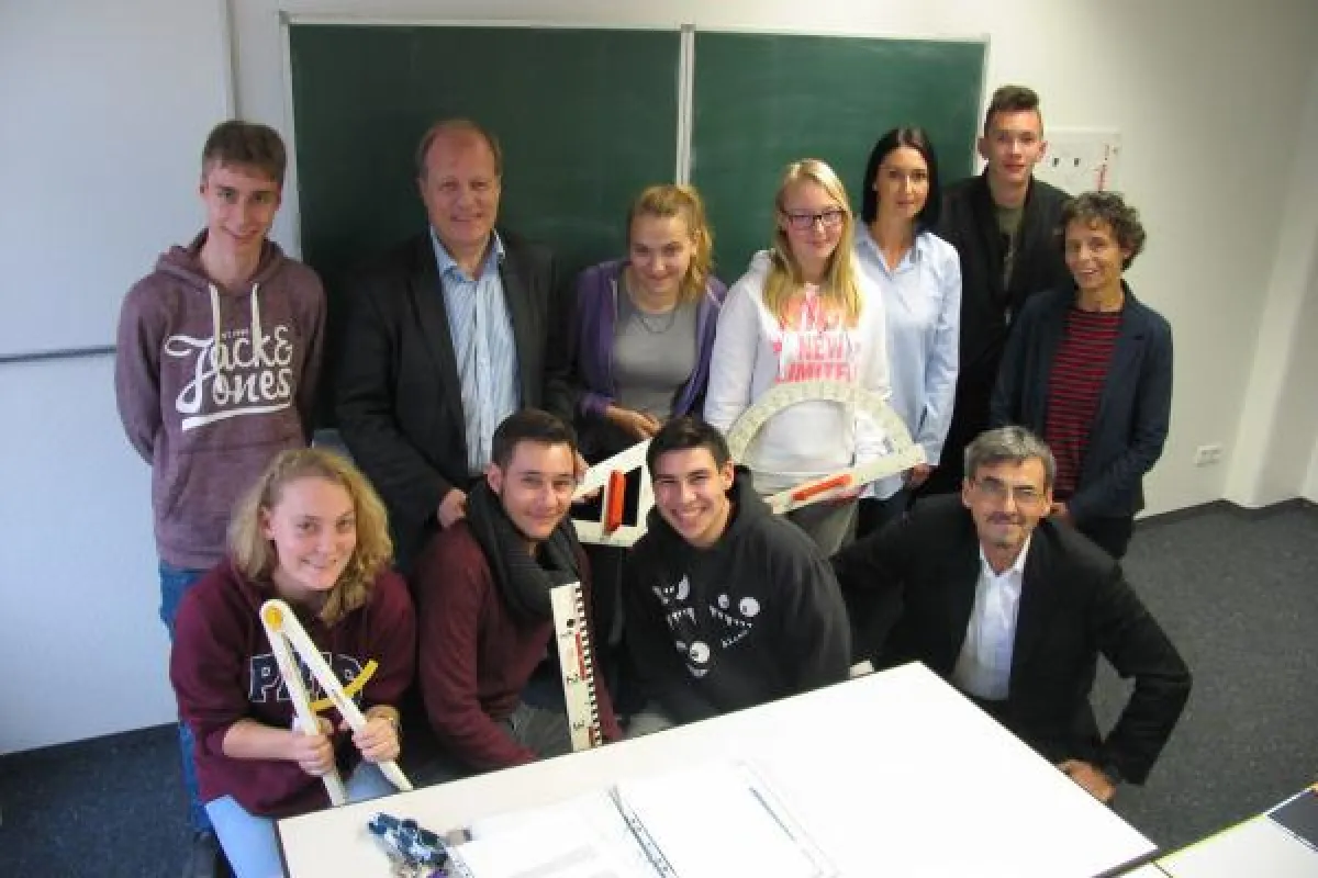 Ein Landtagsabgeordneter im Klassenzimmer: Jürgen Filius (hintere Reihe, 2. von rechts)