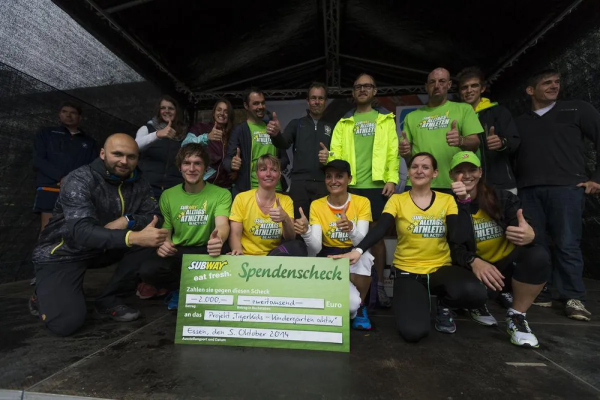 Die Subway Alltagsathleten und Nils Schumann mit erlaufenem Spendenscheck für das Projekt TigerKids