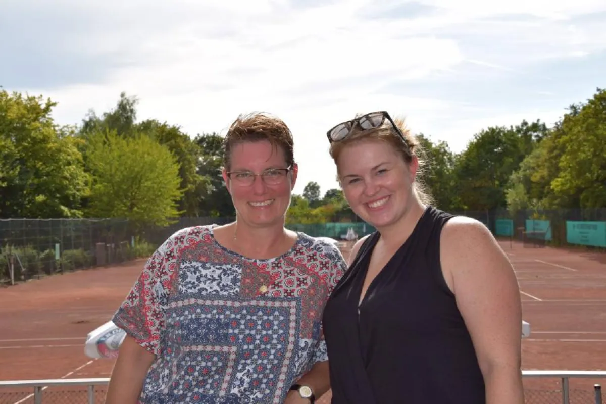 v.l.n.r.: Dr. Grit Andersen (Sportwartin TCW) & Janine Lang (Fun-Tennis-Tour)