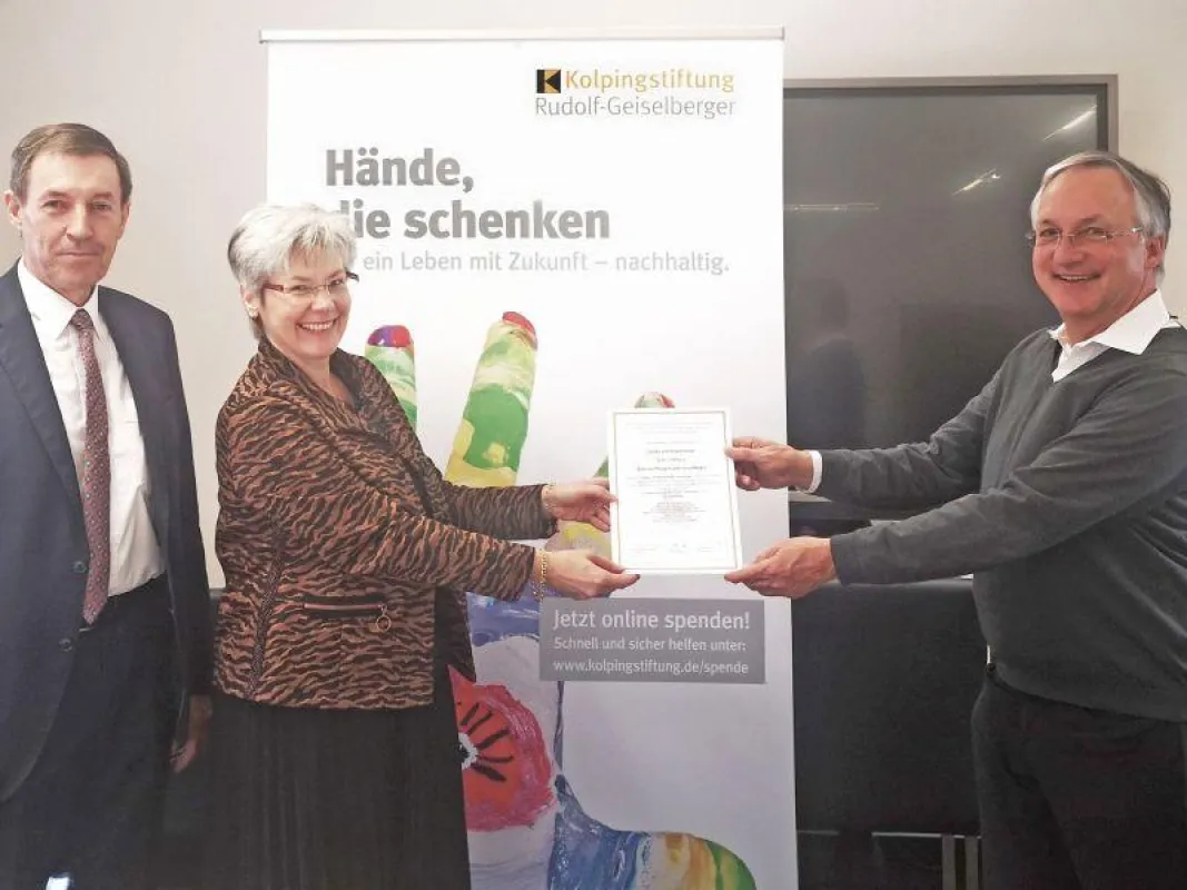 Hände, die schenken: Claudia und Roland Kober mit Kolping-Diözesanpräses Wolfgang Kretschmer (r.)