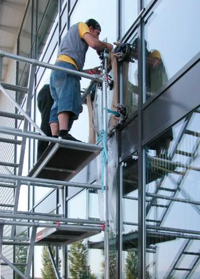 VETROFIX-Einsatz - vetroxieren einer Glasfassade nach Beschädigung durch Glaskratzer