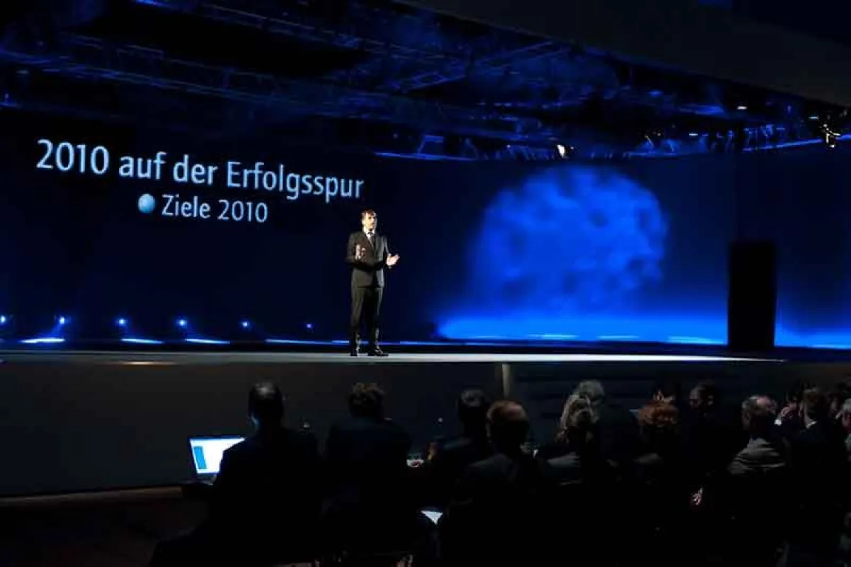 Vorstandsmitglied Peter Ludwig bei holografischer Chartpräsentation (Foto: Outstanding Solutions, frei zur Veröffentlichung bei Namensnennung)