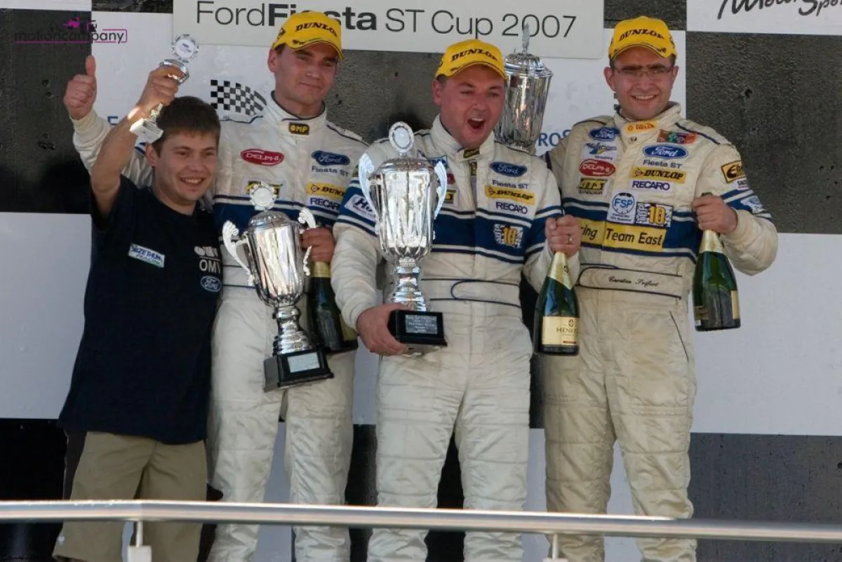 Harald Hennes in der Mitte - ganz links sein Mechaniker Mirko Kammerer bei der Siegerehrung auf dem Eurospeedway