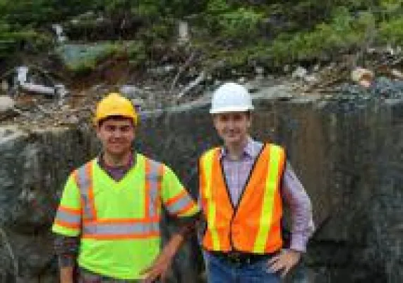 Bild: Automobilhersteller und Erstressource bei First Cobalt - Auryn wird bei Grabenschürfungen fündig