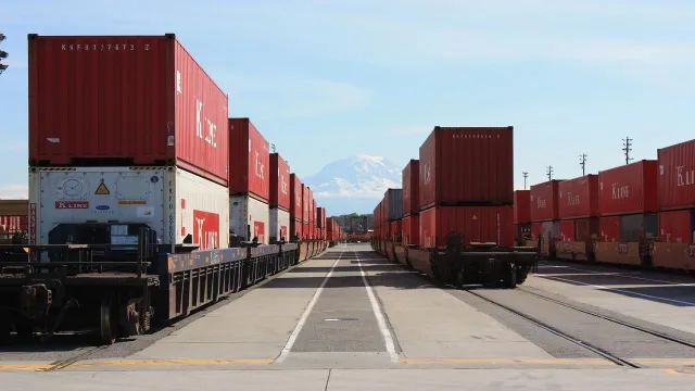 Bild: Vom Duisburger Hafen nach China