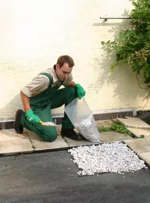 Bild: Steine als natürlicher Spritzschutz: So bleibt die Hauswand sauber - auch bei Regenwetter