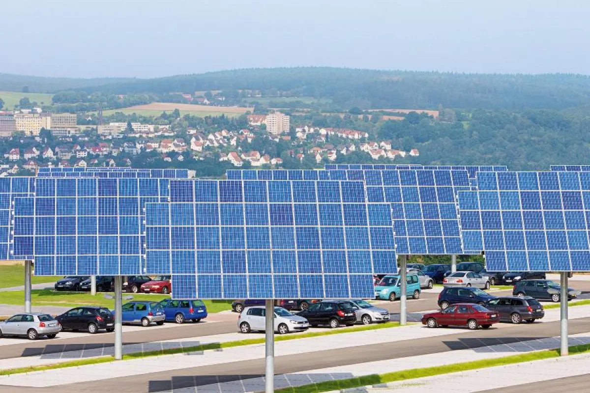 Flächen mehrfach nutzen - Nachführsysteme der Kirchner Solar Group auf einem Parkplatz