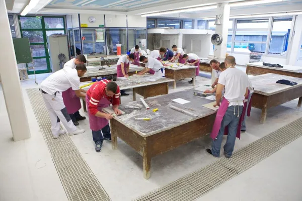 Bild: Stuckateure besiegeln Ausbildungsverträge mit 20 spanischen Jugendlichen