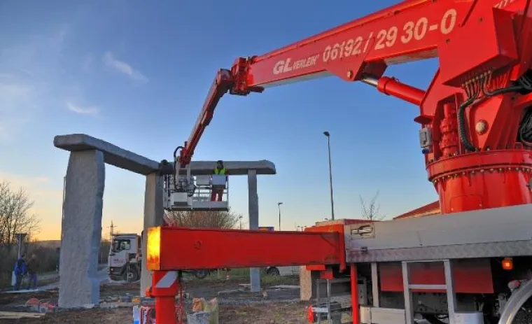 Lkw-Arbeitsbühnen machen in Kunst Bild: Lkw-Arbeitsbühnen machen in Kunst