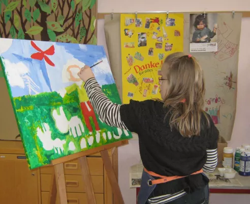 Bild: Schülerinnen und Schüler der Liv-Ullmann-Schule zeigen ihre Kunstwerke