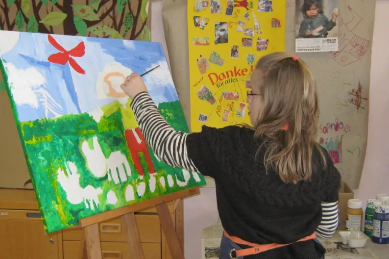Bild: Schülerinnen und Schüler der Liv-Ullmann-Schule zeigen ihre Kunstwerke
