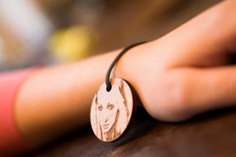 Bild: Individuelle Anhänger aus Holz für jedes Weihnachtsgeschenk