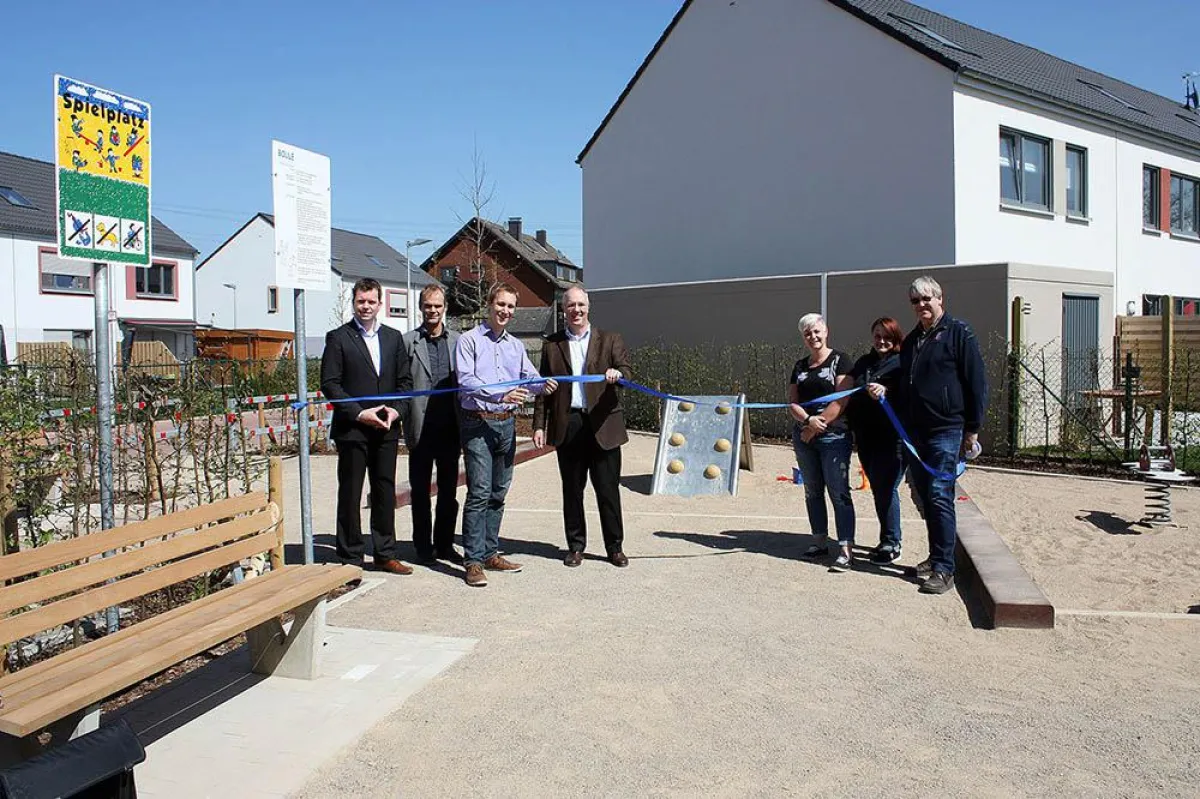 Monheims Bürgermeister Daniel Zimmermann (3.v.l.) schneidet das Band durch.