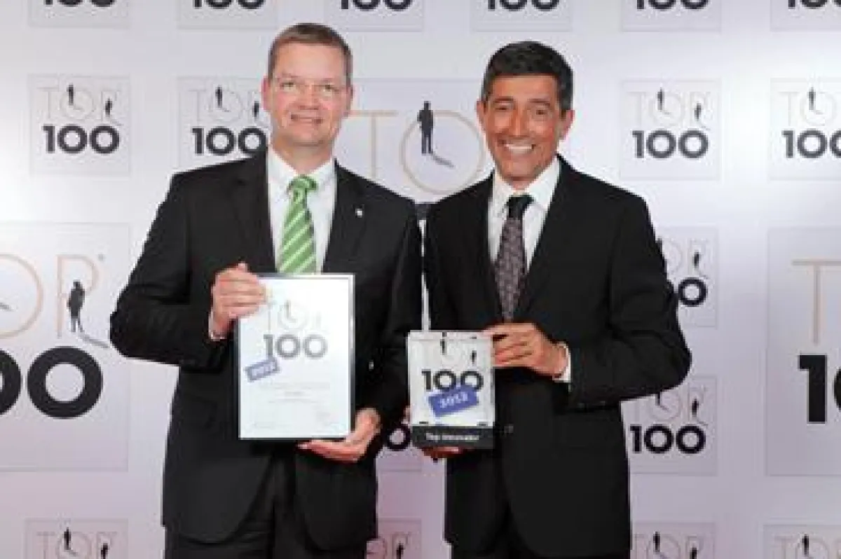 Ranga Yogeshwar (rechts) bei der Preisübergabe an RÖHM-Geschäftsführer Dr. Michael Fried.