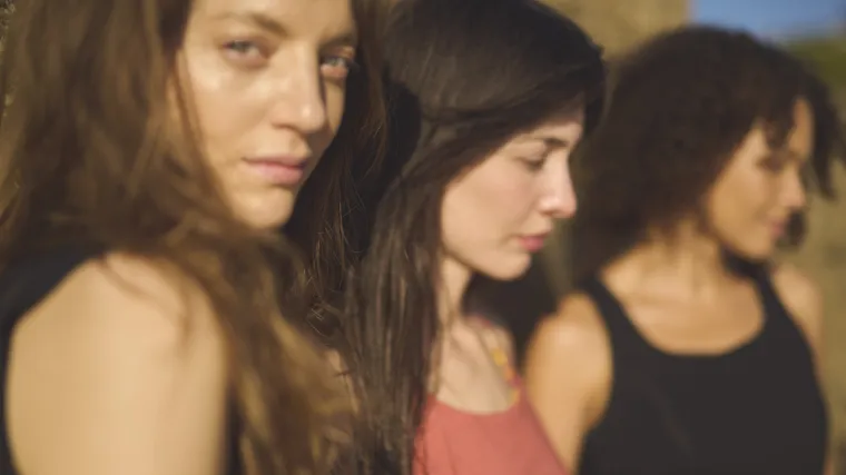 Bild: Achtsamkeit beginnt im Kleiderschrank mit Lounge Cherie e.U.