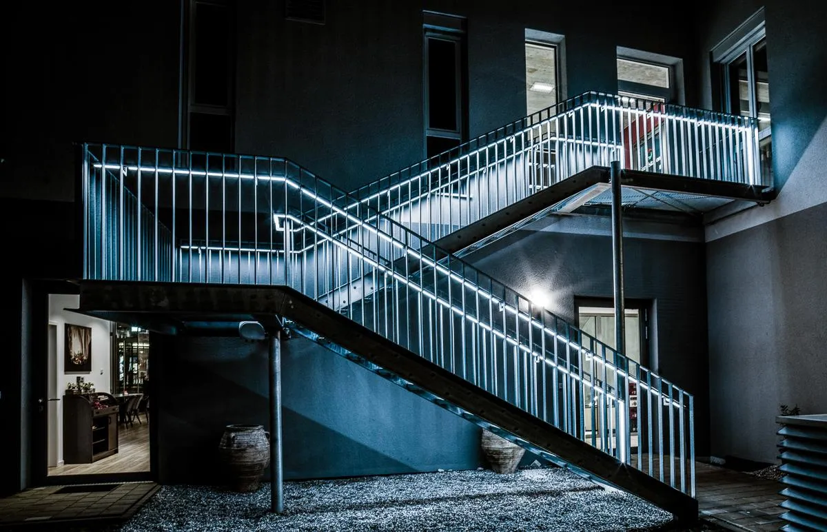 Jetzt patentiert. Lux Glender SAFE. Sicheres Licht im Handlauf