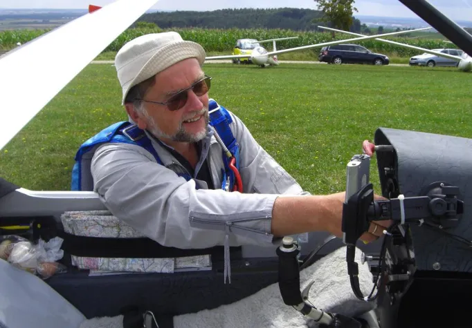 Bild: Trotz Bodenakrobatik - Verfolger sind Donauwörther Segelfliegern auf den Fersen